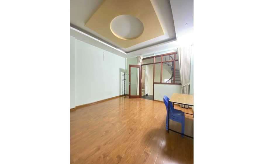 Cho thuê nhà nguyên căn ngõ 1395 ngay Quận ủy Hoàng Mai, 5 tầng, 33m2, 4 ngủ, 13.5 triệu
